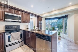 22 Mayflower St in Whitby, ON - Building Photo - Building Photo