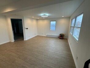 94 Carlton Ave, Unit 2BRwithBONUSROOM in East Rutherford, NJ - Building Photo - Building Photo