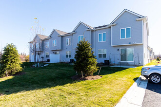 Cross Road Pines Apartments in Warren, MI - Foto de edificio - Building Photo