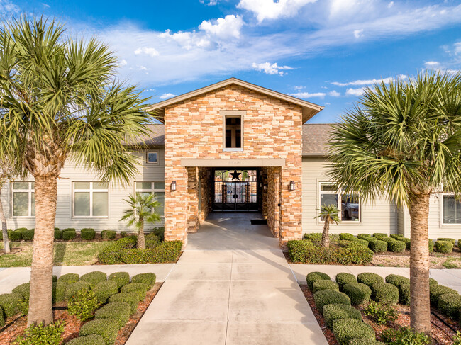 Santa Anna Apartments in Weslaco, TX - Building Photo - Building Photo