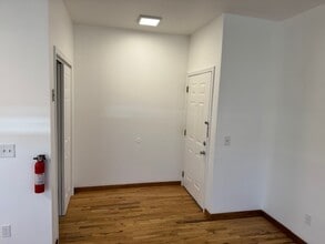 323 Front St, Unit B7 in Dunellen, NJ - Foto de edificio - Building Photo