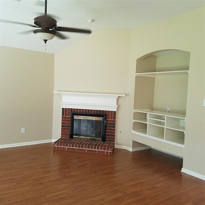 1938 Diamond Brook Dr in Houston, TX - Building Photo