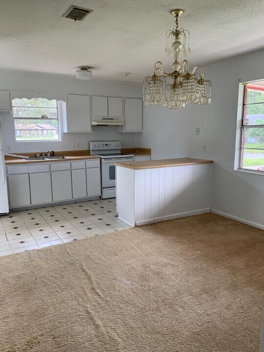 243 Deerwood Dr in Hinesville, GA - Building Photo