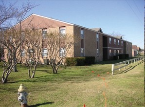 Grove Park Terrace in Waxahachie, TX - Building Photo - Building Photo