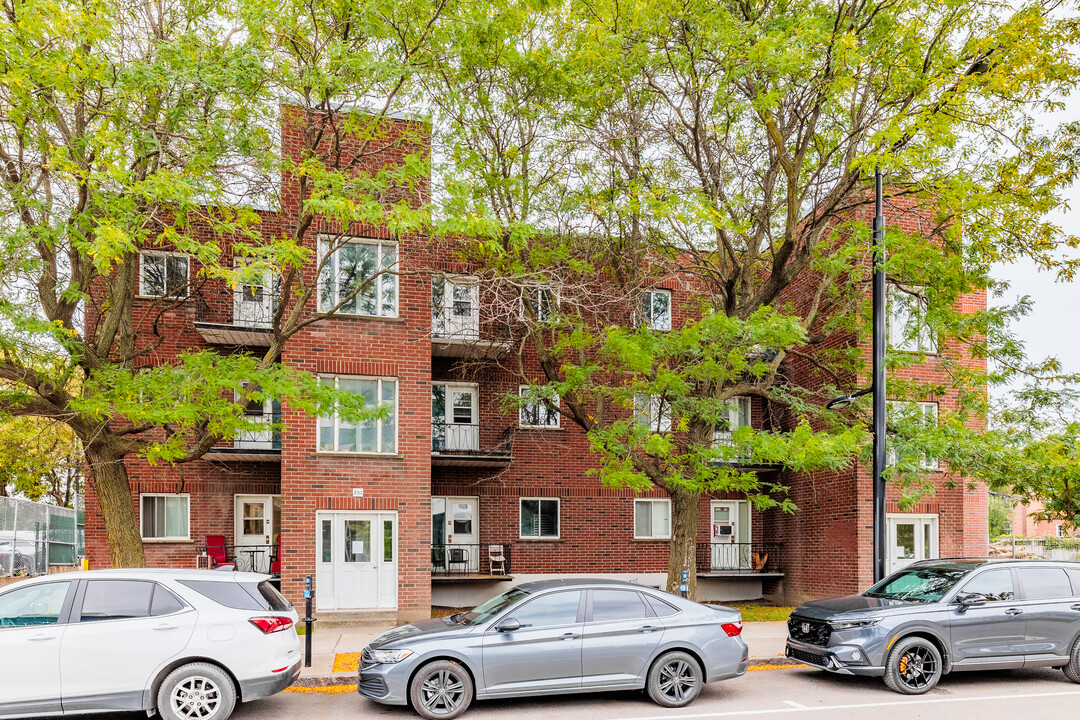 974 Décarie Boul in Montréal, QC - Building Photo