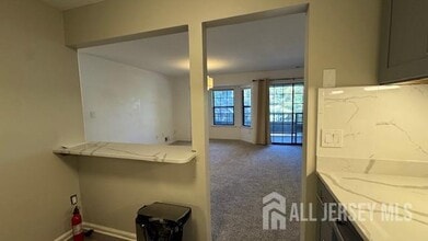 1008 Woodhaven Dr in Edison, NJ - Building Photo - Building Photo
