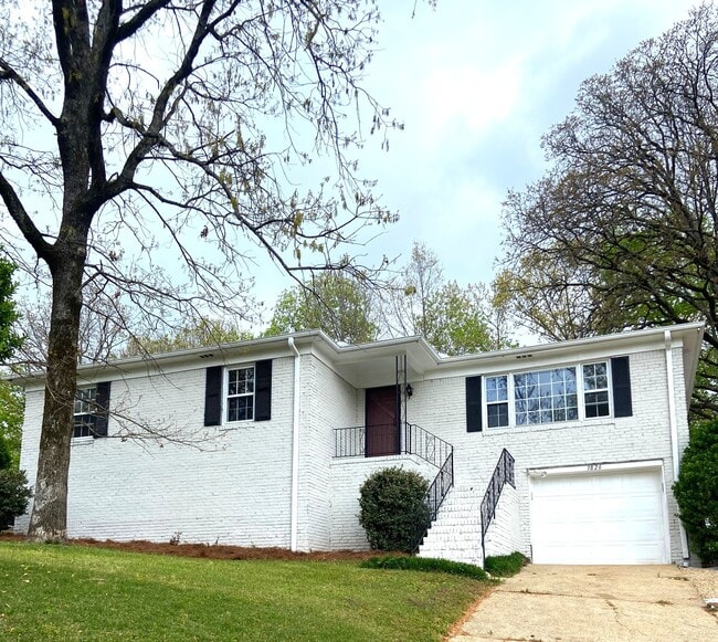 property at 1826 Eastridge Dr