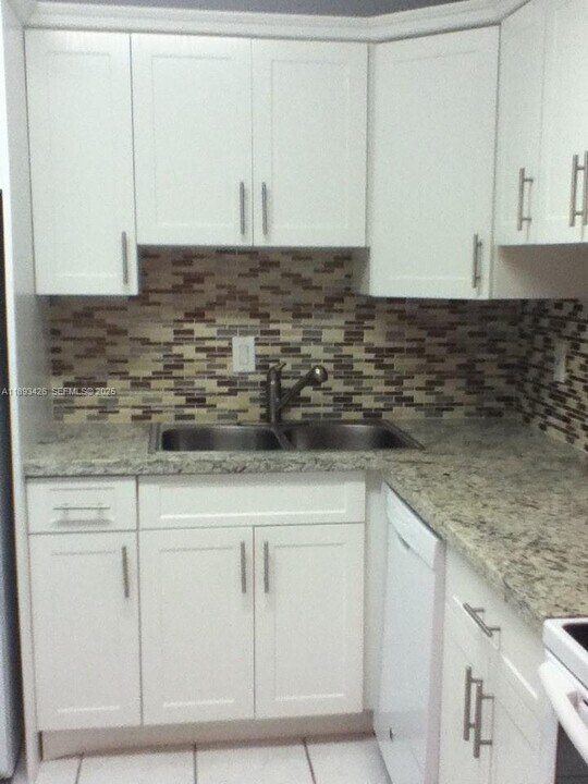 4920 NW 79th Ave in Doral, FL - Foto de edificio