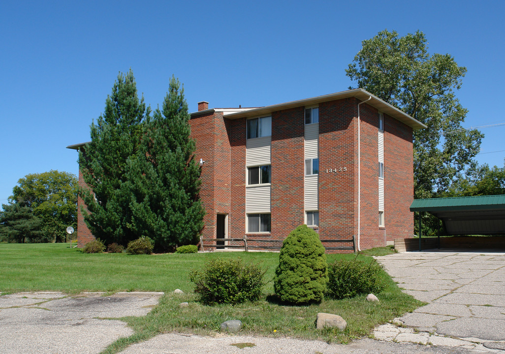 Pine Cove Apartments in DeWitt, MI - Building Photo