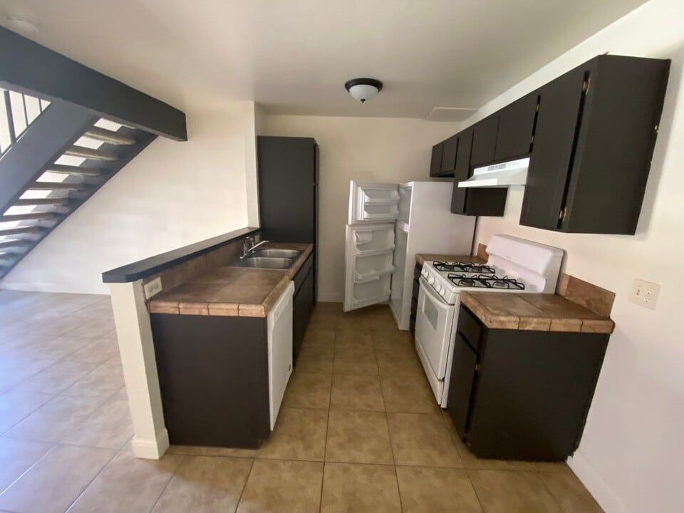 920 W Cameron St in Hanford, CA - Building Photo