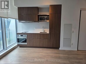 197 Yonge St in Toronto, ON - Building Photo - Building Photo