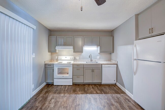 Juniper Garden Apartments in Redding, CA - Foto de edificio - Building Photo