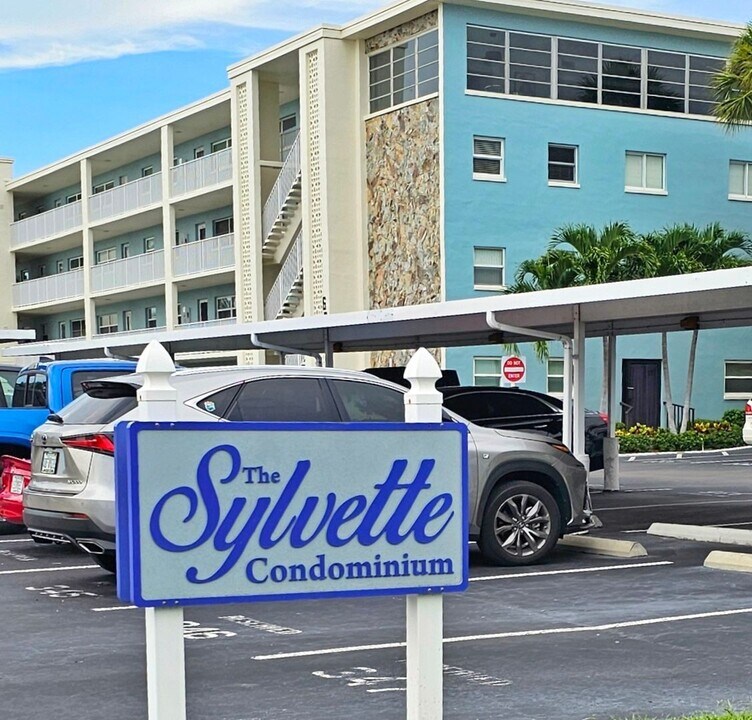 6161 Gulf Winds Dr in St. Petersburg, FL - Building Photo
