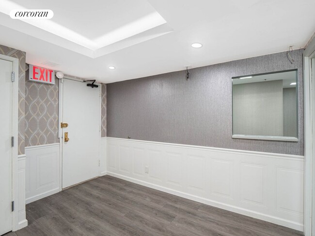 116 Central Park S in New York, NY - Building Photo - Building Photo