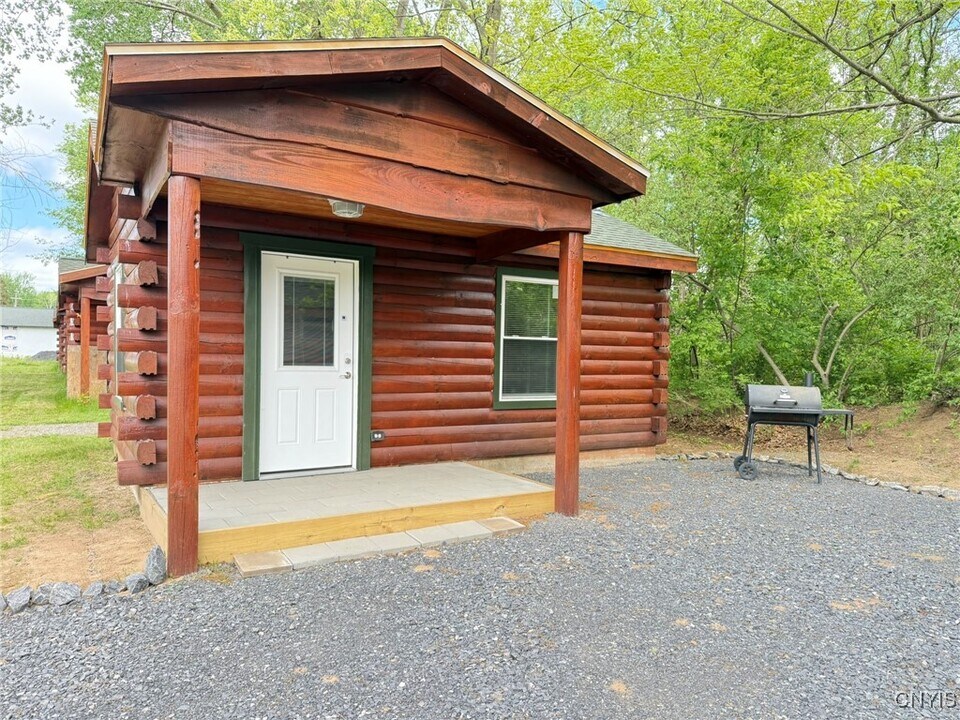 984 Waterloo Geneva Rd in Waterloo, NY - Foto de edificio