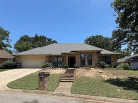 5201 Rustle Leaf Dr in Arlington, TX - Building Photo