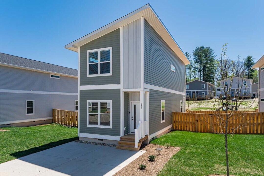 Belle Meadow in Asheville, NC - Building Photo