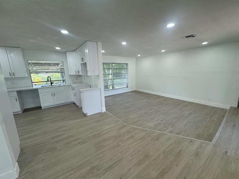 6260 SW 6th St in Margate, FL - Building Photo