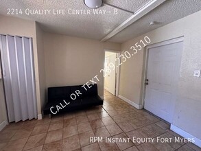 2214 Quality Life Ctr Wy in Ft. Myers, FL - Building Photo - Building Photo