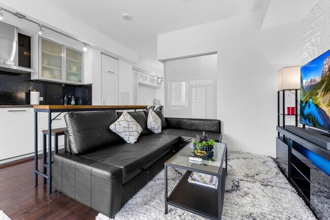 19 Grand Trunk Crescent in Toronto, ON - Building Photo - Building Photo