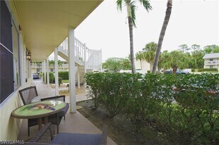 4635 Bayshore Dr in Naples, FL - Building Photo