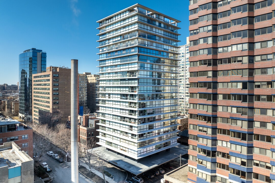 320 W Oakdale Ave in Chicago, IL - Building Photo