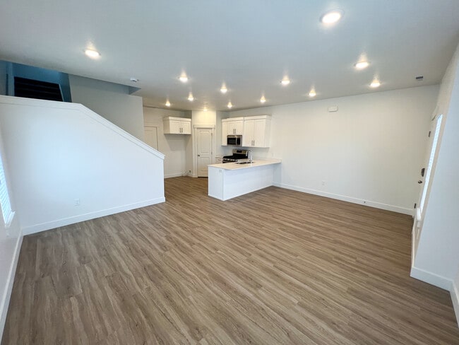 3127 S 225 W in Nibley, UT - Foto de edificio - Building Photo