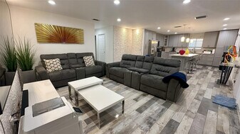 4751 NE 10th Ave in Oakland Park, FL - Building Photo