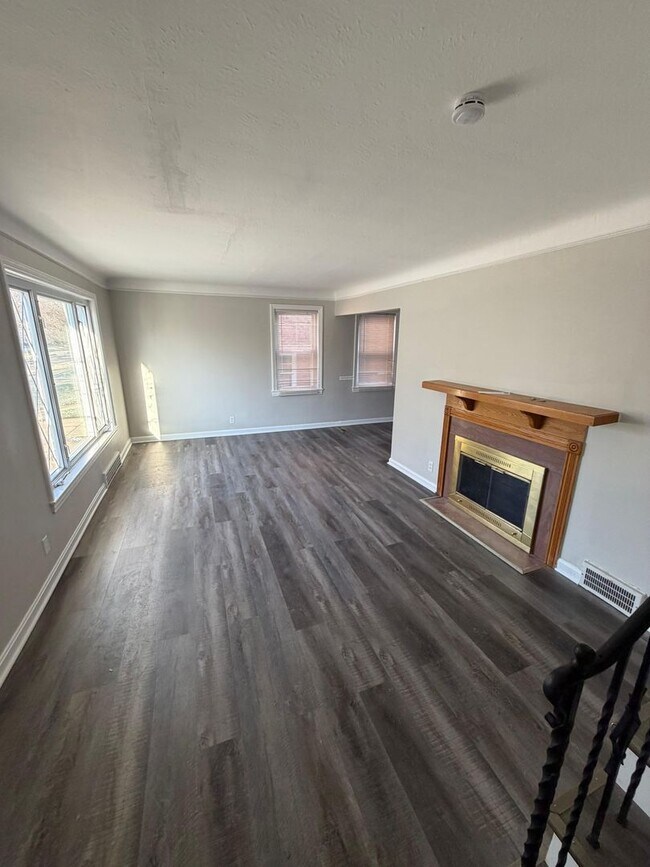 4935 Edsal Dr in Lyndhurst, OH - Building Photo - Building Photo