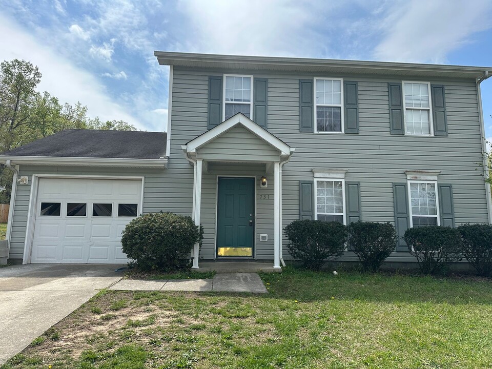 731 Fox Ridge Rd in Greensboro, NC - Foto de edificio