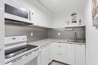 3000 Riomar St, Unit 407 in Fort Lauderdale, FL - Building Photo - Building Photo