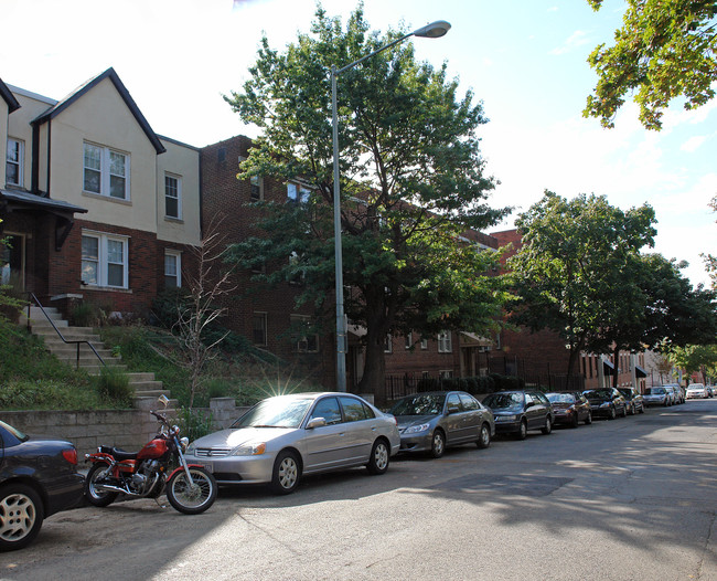 2419 Ontario Rd NW in Washington, DC - Foto de edificio - Building Photo