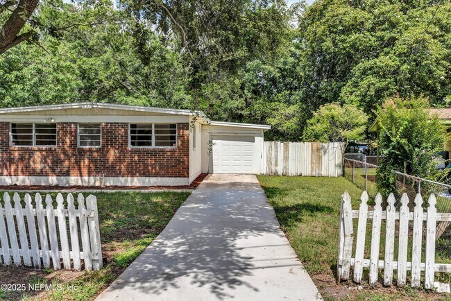 property at 4407 Melvin Cir E