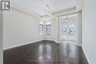 405 Hincks Dr in Milton, ON - Building Photo - Building Photo