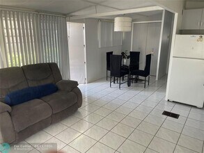 812 SW 1st Ct in Hallandale Beach, FL - Building Photo - Building Photo