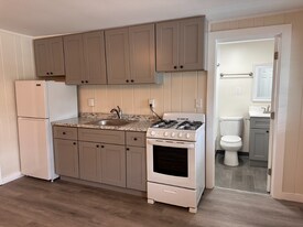 187 West St in Hatfield, MA - Building Photo