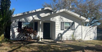 449 Jewel Ct in Belleair Bluffs, FL - Building Photo