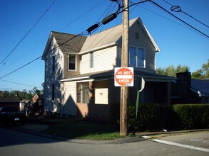 640 Pittsburgh St in East Mckeesport, PA - Foto de edificio - Building Photo