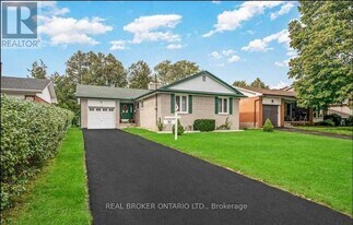 1821 Truscott Dr in Mississauga, ON - Building Photo