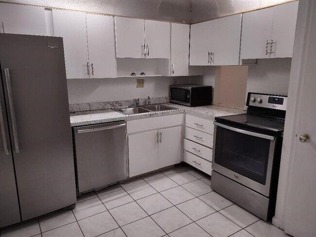 2060 NW 48th Terrace in Lauderhill, FL - Building Photo - Building Photo