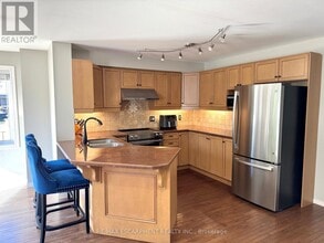 122 Foxborough Dr in Hamilton, ON - Building Photo - Building Photo