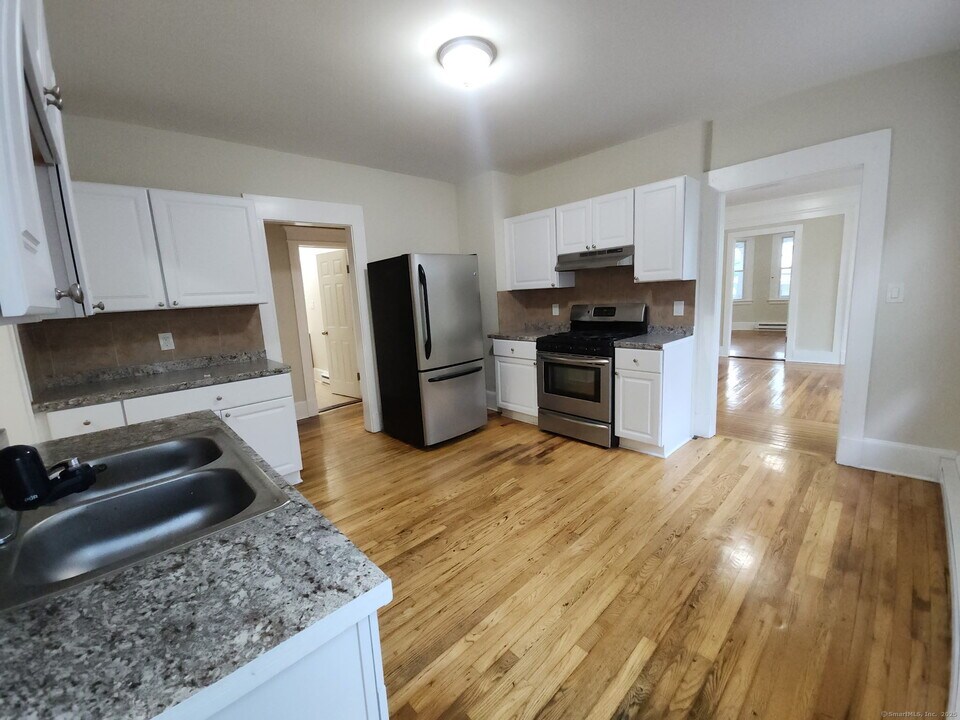 51 Wildwood Ave in Waterbury, CT - Building Photo