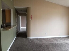 9326 Twin Trails Drive, Unit 204 in San Diego, CA - Foto de edificio - Building Photo