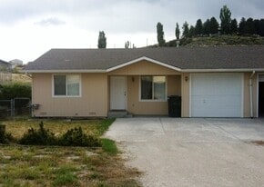 401 Parkchester Dr in Spring Creek, NV - Building Photo