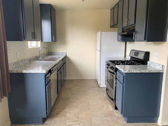 16481 Waterway Cir, Unit C in Huntington Beach, CA - Foto de edificio - Building Photo