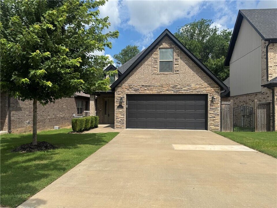 1802 SW Riverstone Rd in Bentonville, AR - Building Photo