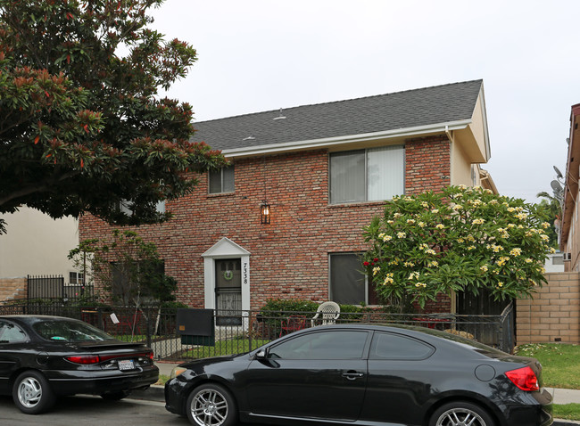 7338 Newlin Ave in Whittier, CA - Foto de edificio - Building Photo