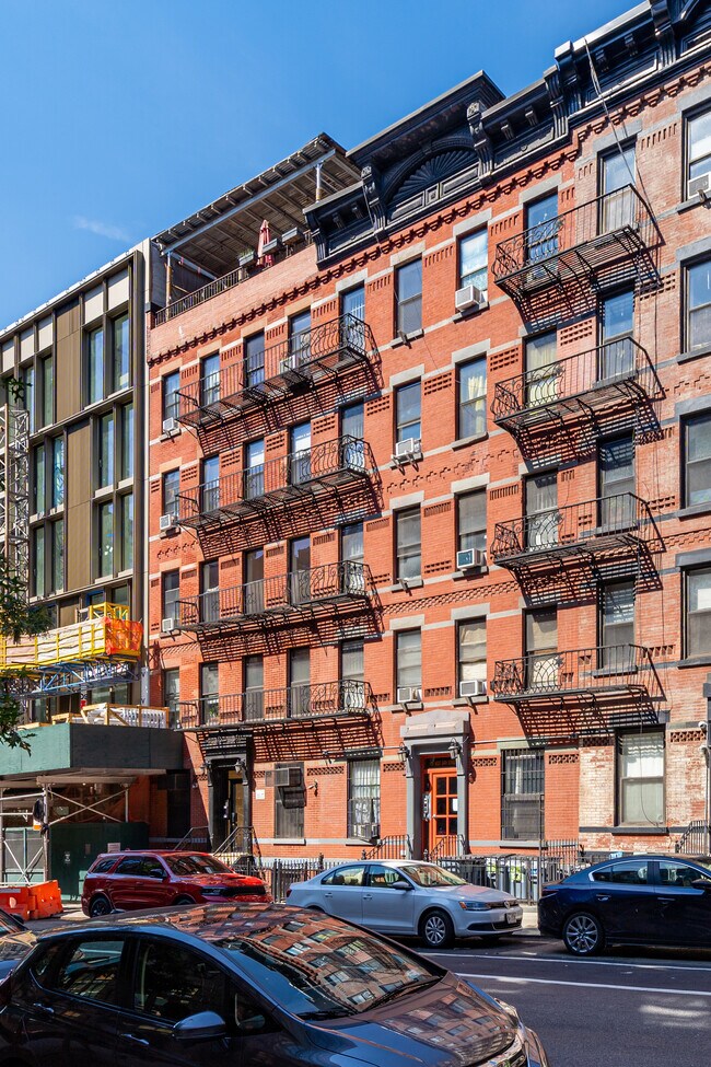 435 W 54th St in New York, NY - Building Photo - Building Photo