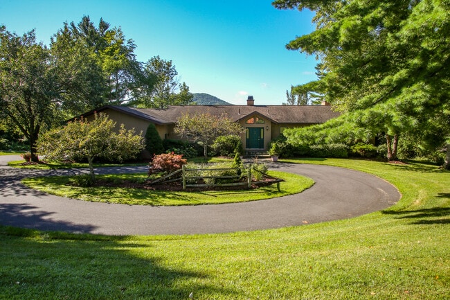 37 Kalliste Hill in Great Barrington, MA - Foto de edificio - Building Photo