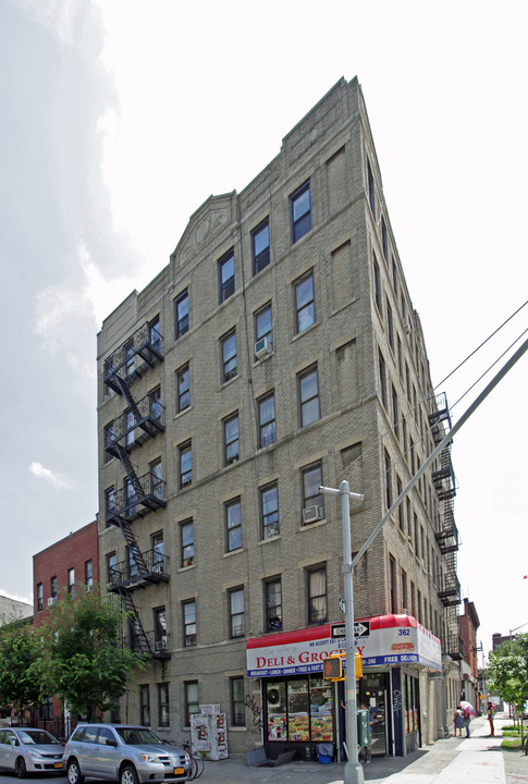 402 S 4th St in Brooklyn, NY - Building Photo